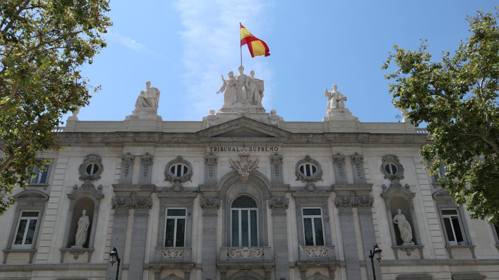El trabajo es un bien de primera necesidad que agrava el delito de estafa cuando esta afecta a los derechos de los trabajadores