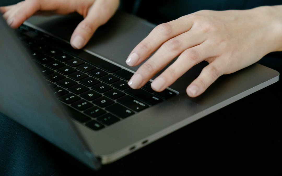 El uso de la base de datos de la entidad contratante como instrumento de trabajo y el control que realiza sobre su adecuado uso no permiten concluir la existencia de cesión ilegal de trabajadores