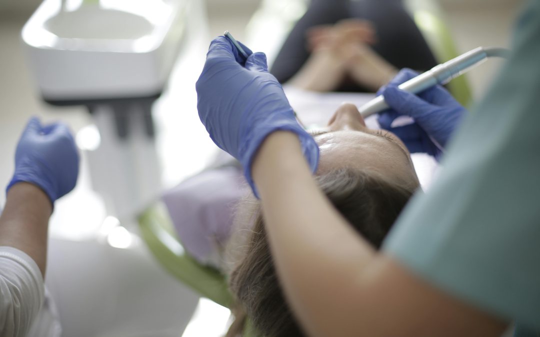 La posibilidad legal de que el dentista preste los mismos servicios de tratamiento médico de salud bucodental que el médico estomatólogo permite considerar retribuido el tiempo de asistencia a su consulta