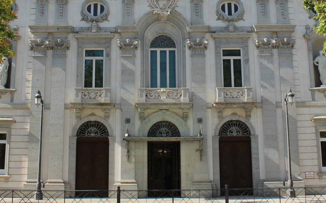 Se regula el “estatuto” de las personas en el ejercicio de su derecho a la defensa y el de los profesionales de la abogacía que les prestan su asistencia