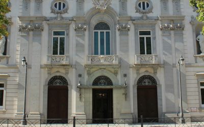 Se regula el “estatuto” de las personas en el ejercicio de su derecho a la defensa y el de los profesionales de la abogacía que les prestan su asistencia