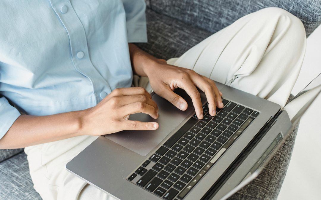 Una cláusula en el acuerdo de teletrabajo que permita a la empresa exigir la presencia del trabajador en días de teletrabajo sin derecho a recuperarlos es nula