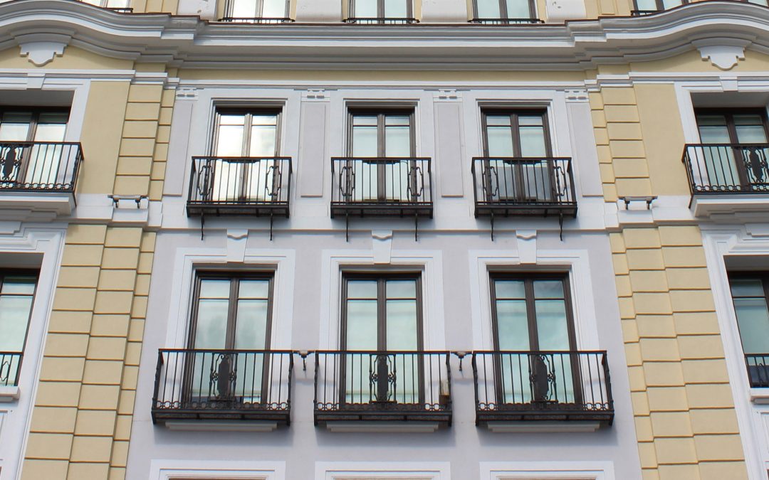 La contratación de una persona para que gestione el arrendamiento de inmuebles y que éste pueda considerarse actividad económica es un requisito formal que no exige justificación económica
