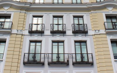 La contratación de una persona para que gestione el arrendamiento de inmuebles y que éste pueda considerarse actividad económica es un requisito formal que no exige justificación económica