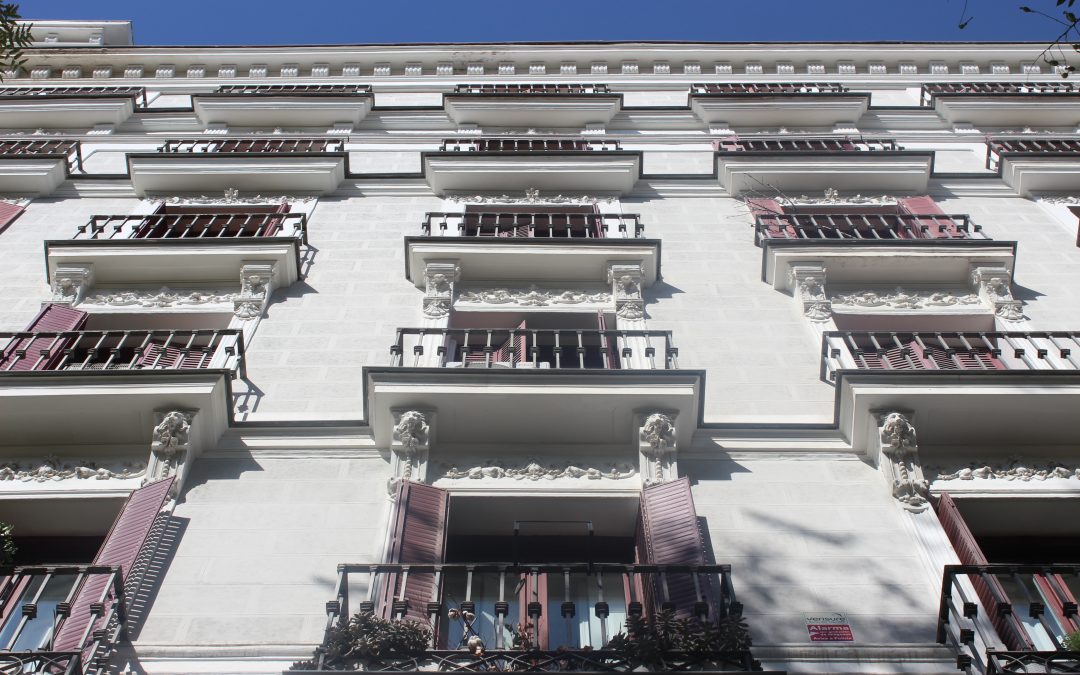El fallecimiento del causante que supone que la persona contratada para la gestión del arrendamiento de inmuebles pase a ser comunera no altera su condición como actividad económica
