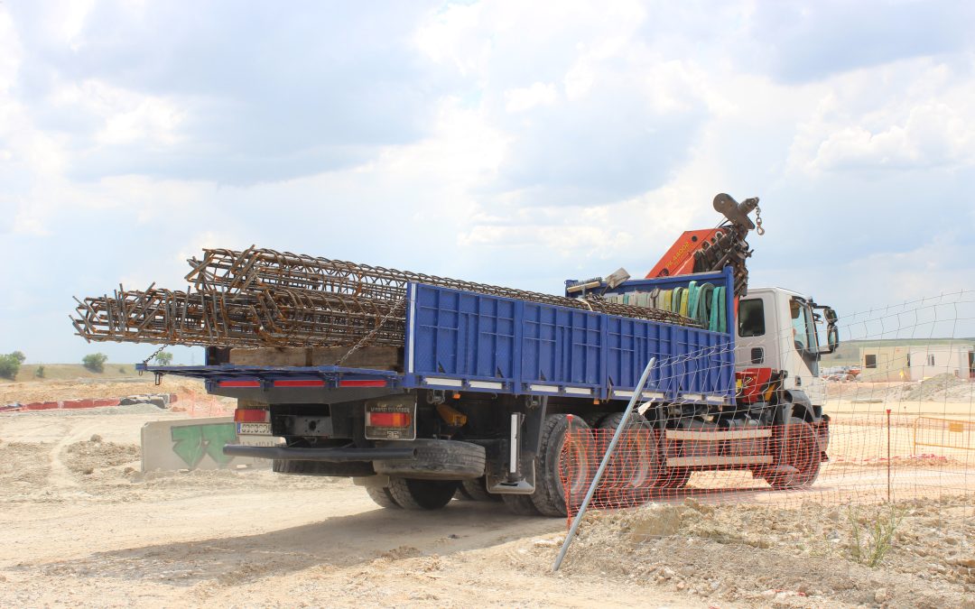 El control de acceso a una obra de gran tamaño se considera una actividad propia de la constructora que, si subcontrata con un tercero, no evita su responsabilidad solidaria por las deudas salariales