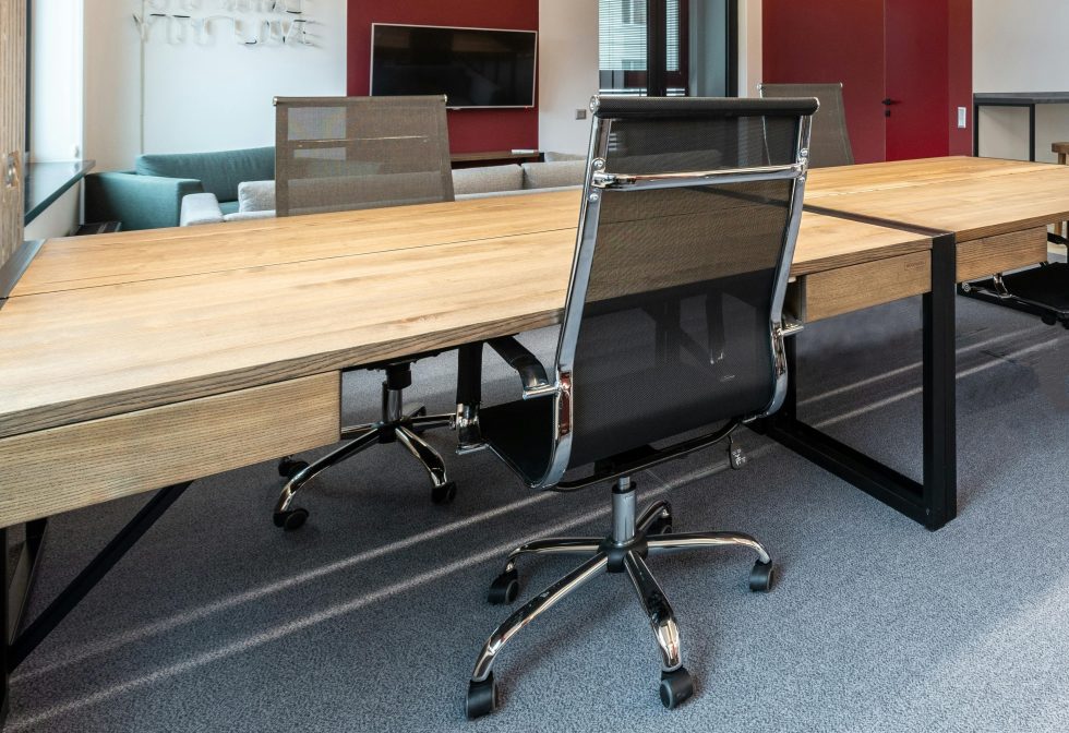 Poner a disposición de los trabajadores una silla ergonómica no es una condición de trabajo que obligue a suministrársela a todos los trabajadores a distancia