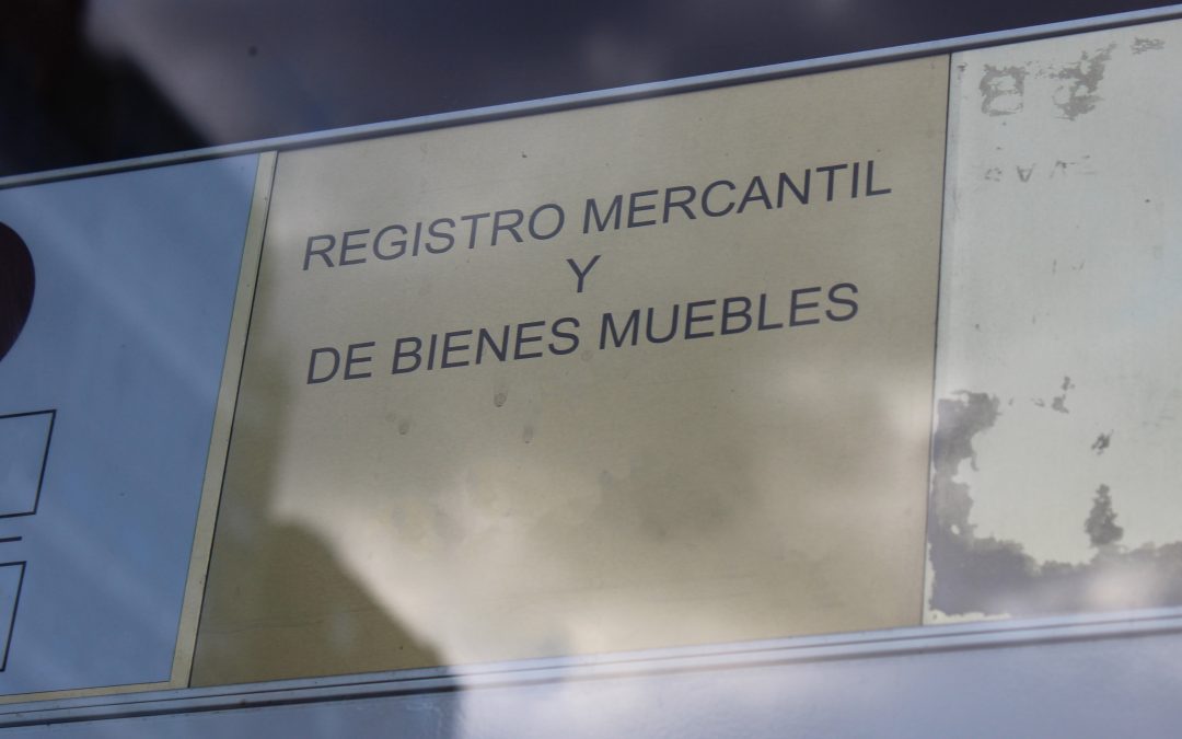 El registrador mercantil no puede decidir sobre el derecho de separación del socio cuando nombran experto independiente para la valorar sus participaciones (ni la DGRN en revisión)