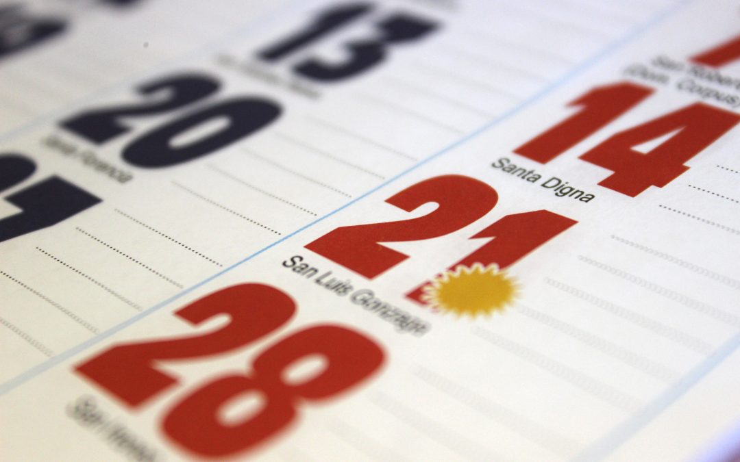 El disfrute de los días festivos no puede quedar absorbido por el descanso semanal: cuando se trabaja de lunes a viernes, o de lunes a sábado, y el festivo es sábado, ese día debe ser compensado